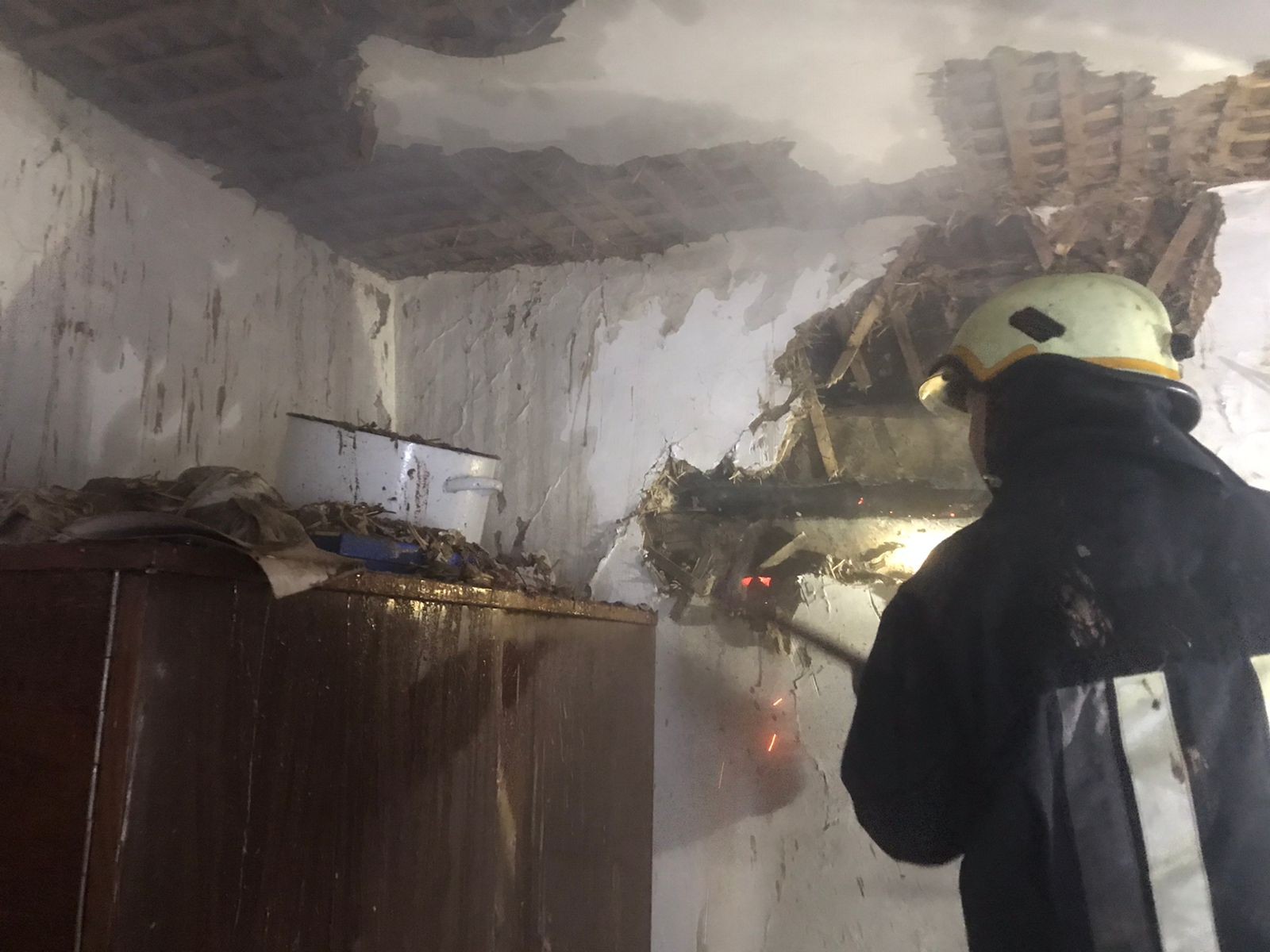 Фотографія пожежник тушить загоряння в хаті